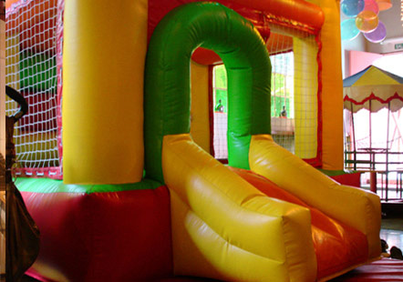 Happy Park, Salón de Fiestas con Casita/Laberinto-Inflable